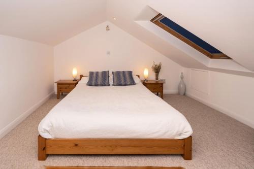 um quarto com uma cama grande e 2 mesas de cabeceira em The Bolthole em Aldeburgh