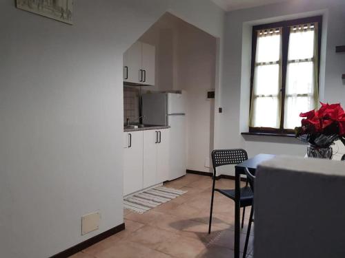 a kitchen and dining room with a table and chairs at Host Civico 4 in Montafia