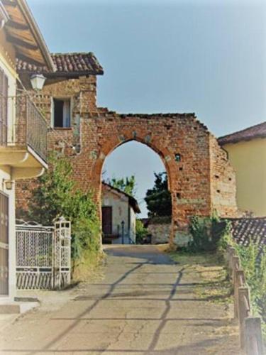 an archway in a brick building next to a street at Host Civico 4 in Montafia