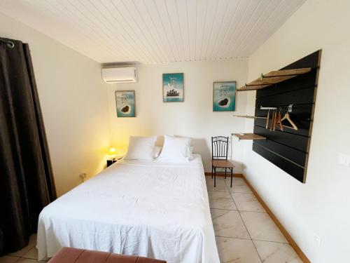 ein Schlafzimmer mit einem weißen Bett in einem Zimmer in der Unterkunft TAHITI - Fare Matavai Piti in Taravao