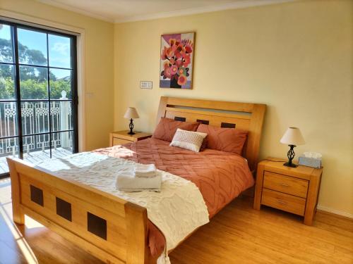 um quarto com uma cama grande e uma janela grande em 12 mins to Mel Airport-Good Wood House em St Albans