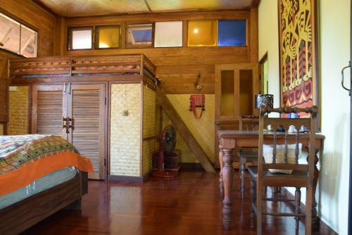 Un pat sau paturi într-o cameră la Golden Teak Home Resort