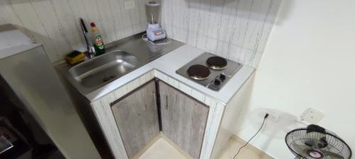 una pequeña cocina blanca con fregadero y fregadero en Moderno y Confortable San Alonso en Bucaramanga