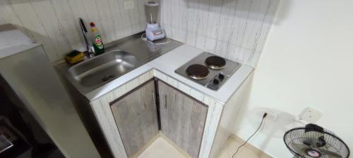 a small white kitchen with a sink and a sink at Moderno y Confortable San Alonso in Bucaramanga
