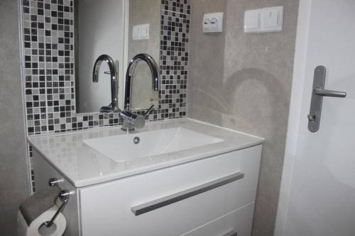Sea Hideaway Studio Walk to Beach & Bus to Split