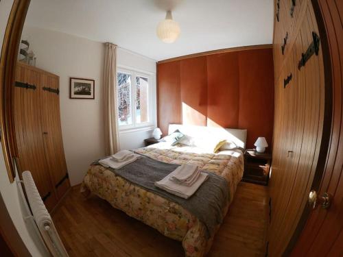 1 dormitorio con cama y ventana en Appartamento Dolonne Courmayeur, en Courmayeur