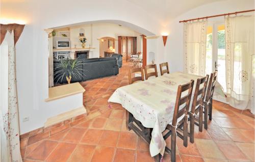 une cuisine et un salon avec une table et des chaises dans l'établissement Amazing Home In Sainte Maxime, au Plan-de-la-Tour