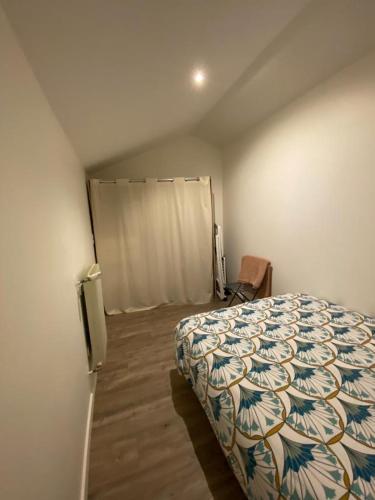 une chambre avec un lit dans une pièce dans l'établissement Petit T2 proche centre ville, à La Roche-sur-Yon