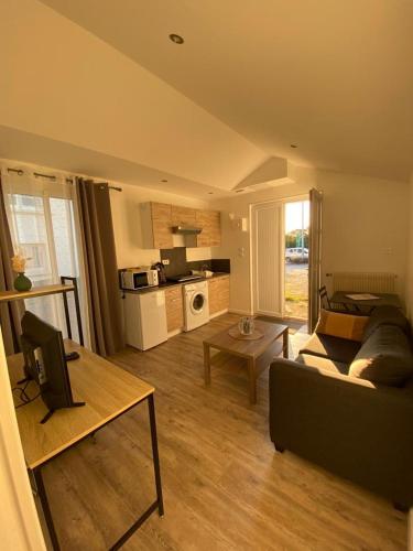 ラ・ロッシュ・シュル・ヨンにあるPetit T2 proche centre villeのソファとテーブルのあるリビングルーム