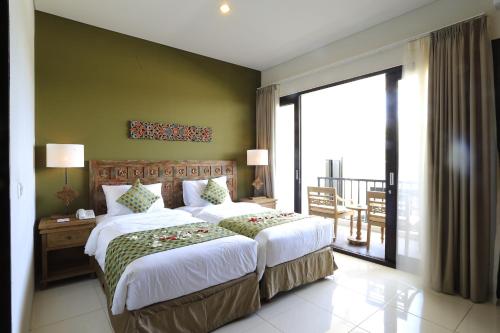 Un dormitorio con una cama grande y una ventana grande. en Bali Sunset Villa, en Seminyak