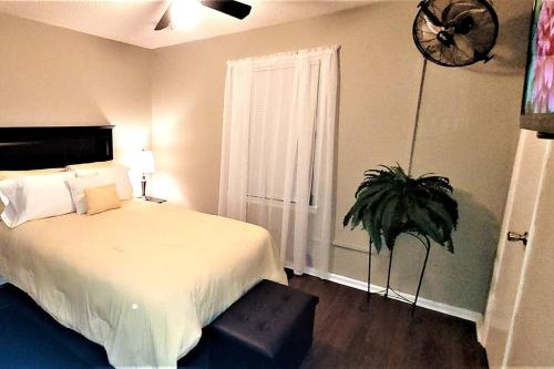 - une chambre avec un grand lit et une plante dans l'établissement Jose & Tarae's Escape, à Abilene
