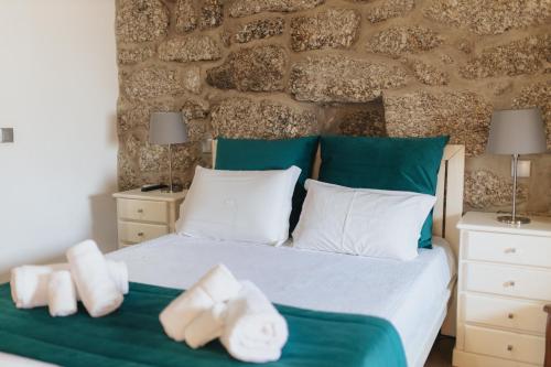 - une chambre avec un lit et des serviettes dans l'établissement Quinta do Rabelo, à Braga