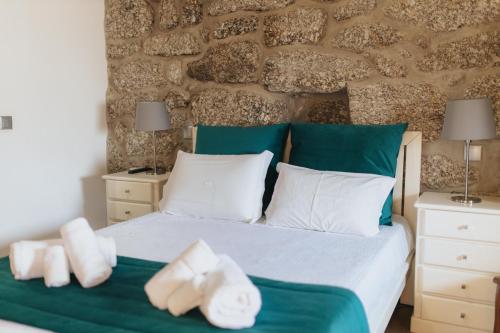 a bedroom with a bed with towels on it at Quinta do Rabelo in Braga