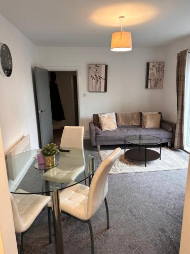 sala de estar con mesa de cristal y sofá en City Blessed Aptm 2 with free parking, en North Shields