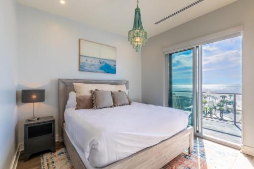 Ένα ή περισσότερα κρεβάτια σε δωμάτιο στο Spacious 4 BR Beachfront, Luxury Condo Next to the Hangout- GP 301