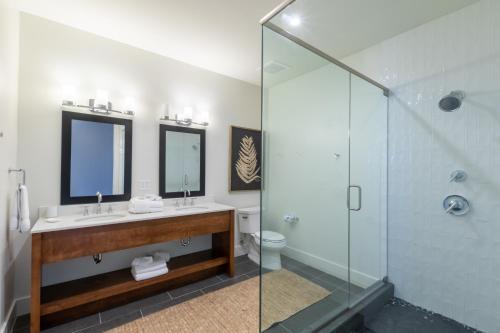 Ένα μπάνιο στο Spacious 4 BR Beachfront, Luxury Condo Next to the Hangout- GP 301