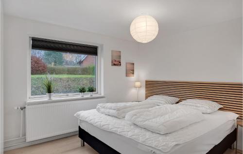Dormitorio blanco con cama y ventana en Cozy Home In Asaa With Kitchen, en Aså