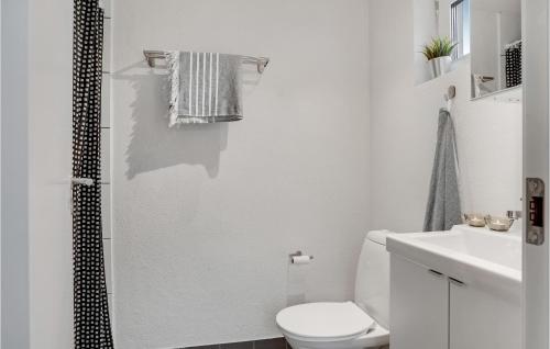 Koupelna v ubytování Cozy Home In Asaa With Kitchen