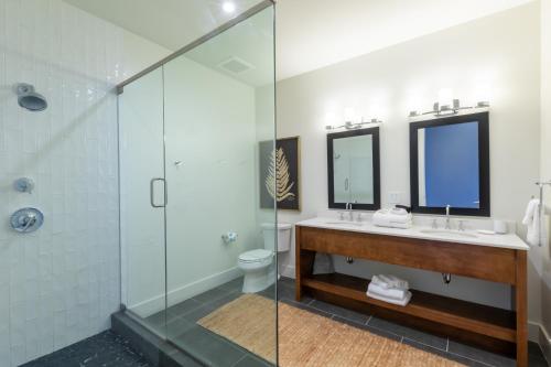 Ένα μπάνιο στο Luxury 4 BR Gulf View Condo with Modern Appliances! Right next to the Hangout!