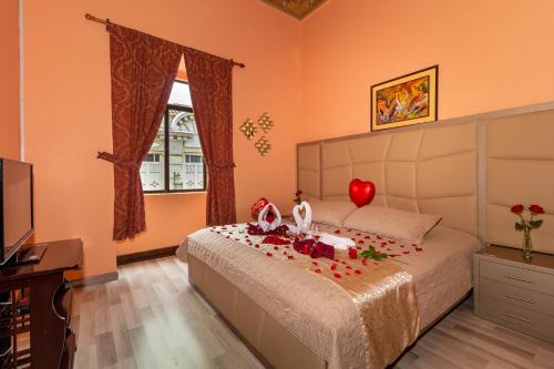 Ένα ή περισσότερα κρεβάτια σε δωμάτιο στο Hotel Majestic 1 Centro histórico Cuenca