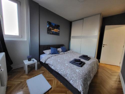 Postel nebo postele na pokoji v ubytování GREY apartment