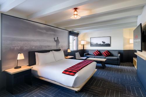 Habitación de hotel con cama y sofá en Mountain Modern Motel, en Jackson