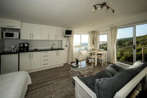 A seating area at Rocklands Seaside Bed and Breakfast