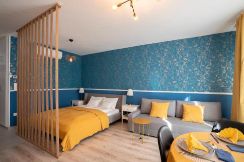 DN Blue Apartment في بودابست: غرفة نوم بسرير واريكة