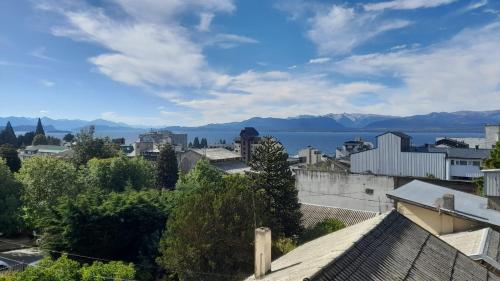 une vue d'une ville avec un lac et des montagnes dans l'établissement Departamento JS - Centro Bariloche, à San Carlos de Bariloche
