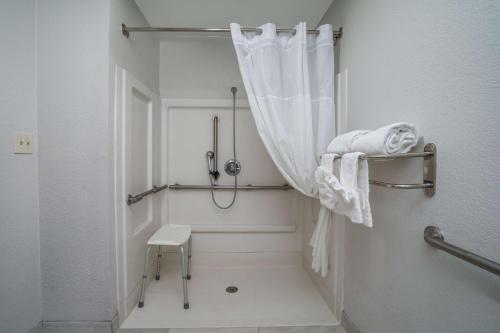 Bilik mandi di Best Western Plus Swansboro Emerald Isle