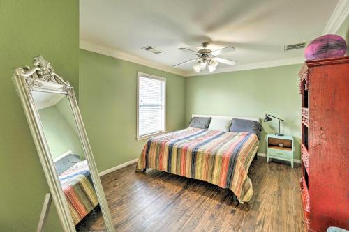 een slaapkamer met een bed met een spiegel en een plafondventilator bij Pet-Friendly Austin Home with Private Yard! in Austin