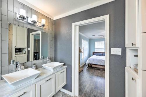 een badkamer met 2 wastafels en een slaapkamer bij Pet-Friendly Austin Home with Private Yard! in Austin