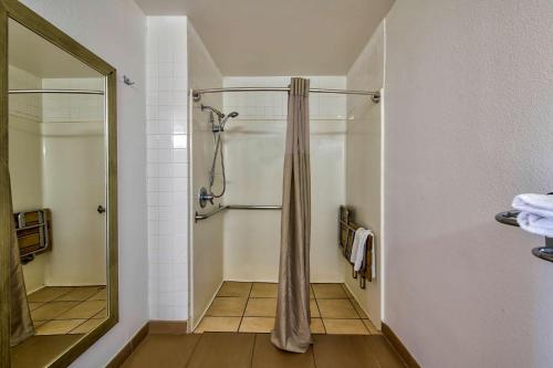 Koupelna v ubytování Motel 6-Arlington, TX