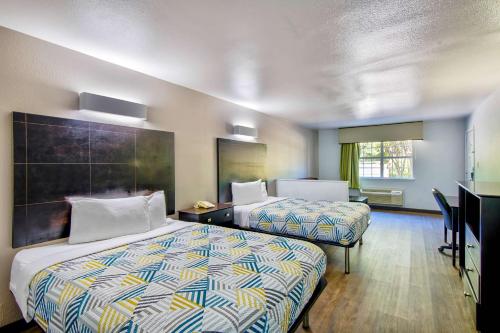 Ліжко або ліжка в номері Motel 6-Arlington, TX