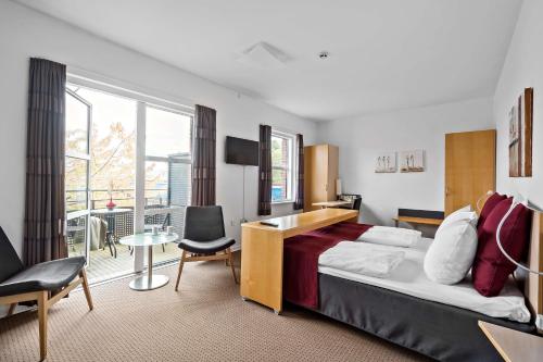 希勒勒的住宿－Best Western Hotel Hillerød，酒店客房,配有一张床、一张桌子和椅子