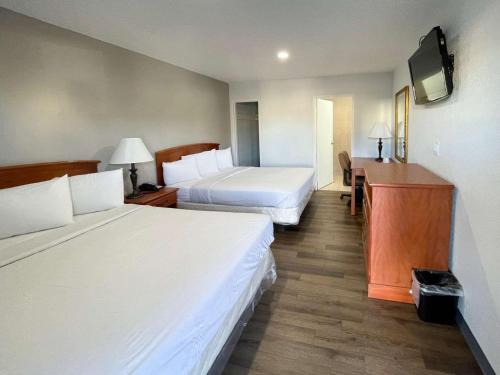Habitación de hotel con 2 camas y TV en Motel 6 Richmond CA Civic Center, en Richmond