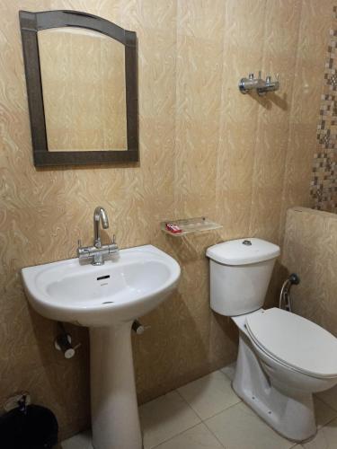 A bathroom at Dudhwa TigeRhino Resort