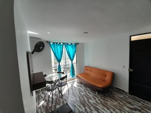 sala de estar con sofá y mesa de cristal en Acogedor y Hermoso Apartamento Familiar con WiFi, en Santa Marta