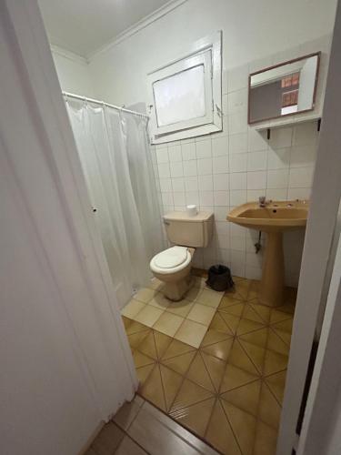 łazienka z toaletą i umywalką w obiekcie Cabañas Julio Cesar w mieście Cartagena