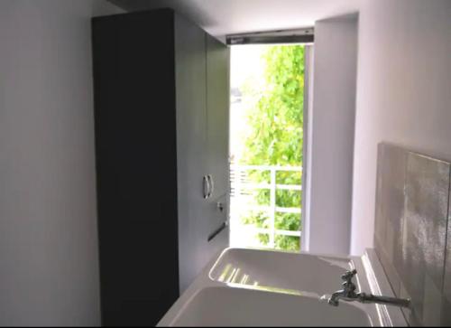 a bathroom with a sink and a window at CAMAKING /WIFI/ NETFLIX/ NORTE/ VALLEDEATRIZ/MODERNO in Pasto