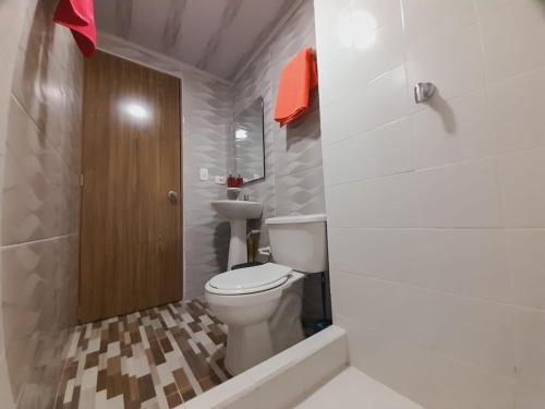 y baño pequeño con aseo y ducha. en Acogedor y Hermoso Apartamento Familiar con WiFi, en Santa Marta