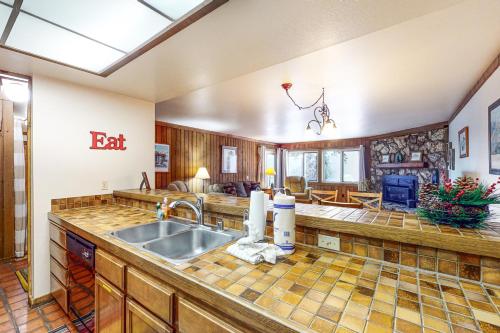 een keuken met een wastafel en een woonkamer bij Mountainback 47 in Mammoth Lakes
