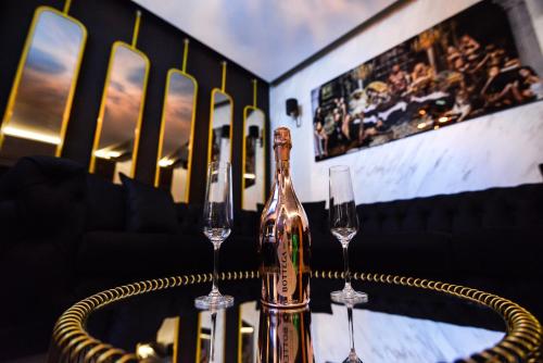 eine Flasche Champagner auf dem Tisch mit zwei Gläsern in der Unterkunft Villa Lumiere in Skopje
