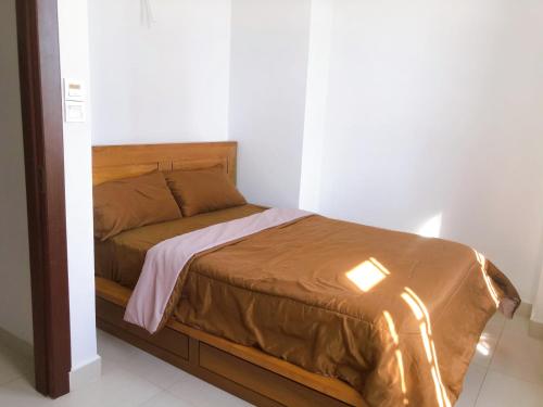 a bedroom with a bed with a light on it at Ptas Tauch Residence in Phnom Penh