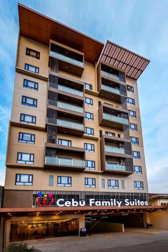 un edificio de apartamentos alto con un cartel. en Cebu Family Suites powered by Cocotel en Cebú