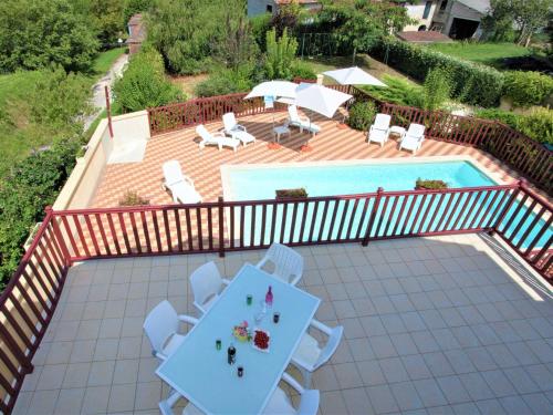 Carlux的住宿－Holiday home with private pool near Sarlat，一个带桌椅的庭院和一个游泳池
