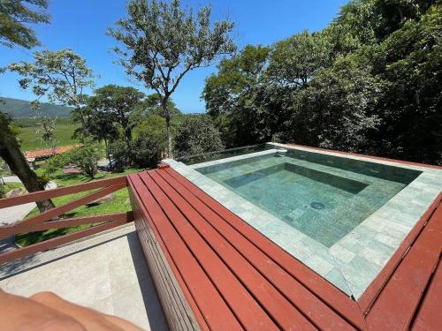a swimming pool on the roof of a house at Casa de Campo - Hospedar com Propósito in Florianópolis