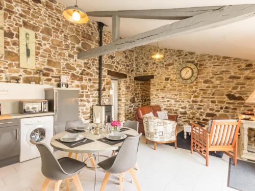 une cuisine et une salle à manger avec une table et des chaises dans l'établissement Gîte charmant entre Nantes et la mer avec jacuzzi, jardin et vélos - FR-1-306-1050, à Port-Saint-Père
