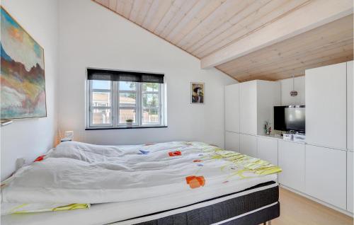 Кровать или кровати в номере Amazing Home In Broager With House Sea View