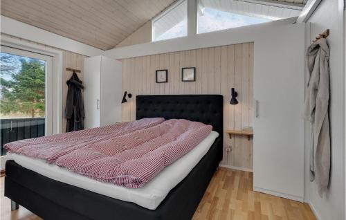 1 dormitorio con 1 cama grande en una habitación con ventana en 3 Bedroom Gorgeous Home In Hadsund, en Hadsund